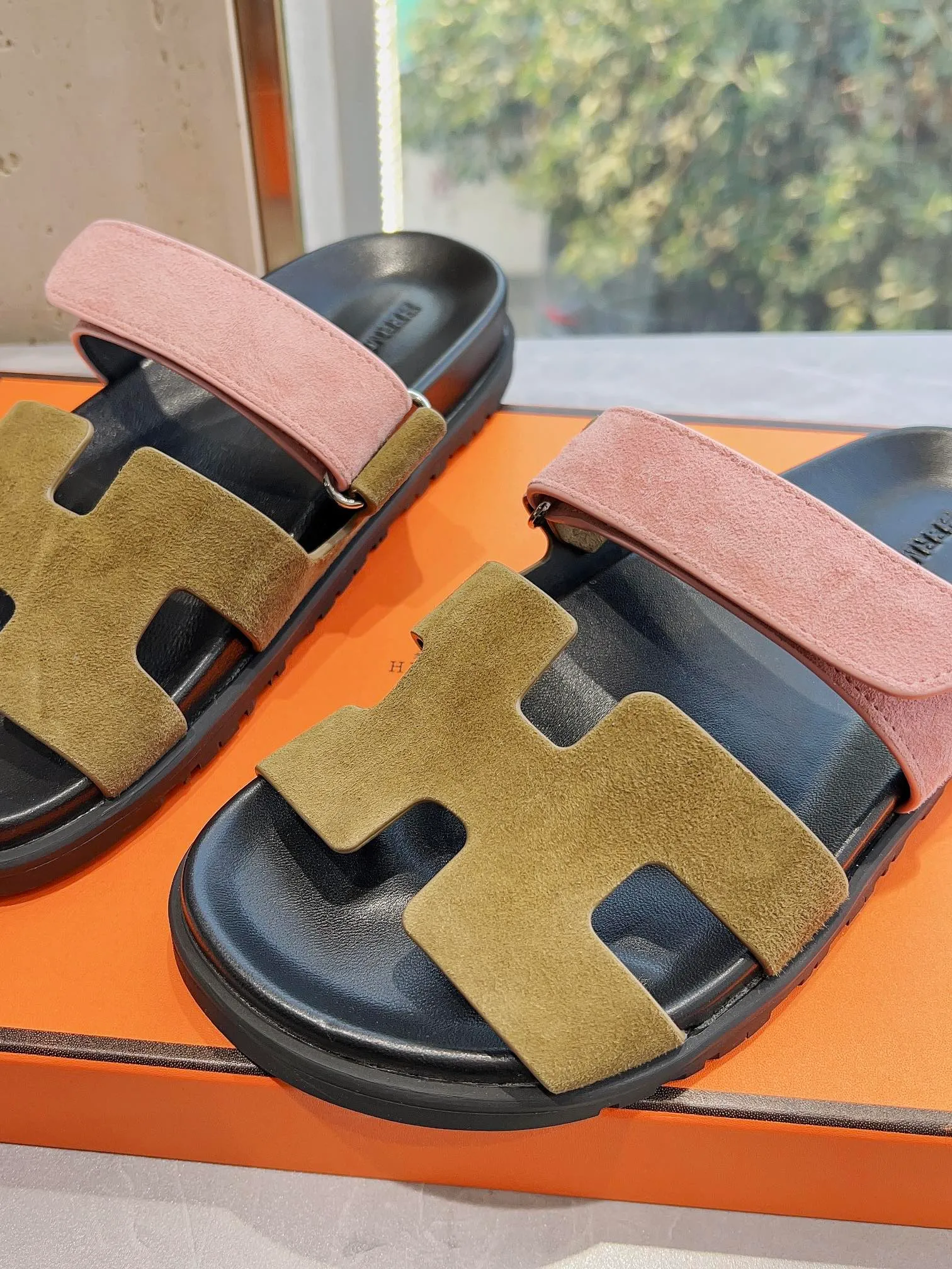 👟👟Ex-factory price 440👟👟 Men's size +10 H family 2024 spring and summer new style HERMES Hermes' recently popular couple's shoes, pig nose angle sandals and slippers, paired with various colorful socks, extremely trendy. Upper lining: imported original material. Outsole: non-slip and wear-resistant outsole. Size: Female 35-42 (40/42 non-returnable and non-exchangeable) Men’s size: 39-45 (45 is non-refundable and non-exchangeable)